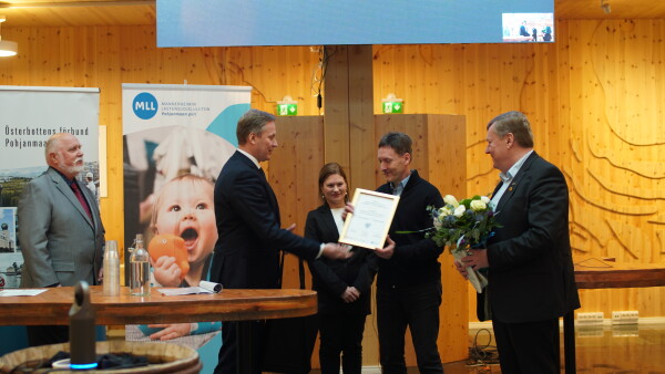 Landskapsdirektör Mats Brandt ger Årets föreningsvänliga kommun-diplom till Alf Wiklund från Vörå kommun.