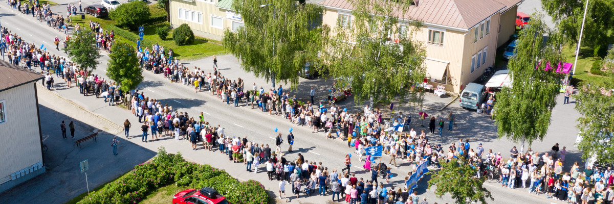 Människor i Vörå sommarmarknad och langradin. Ihmisiä Vöyrin kesämarkkinoilla ja juhlakulkue