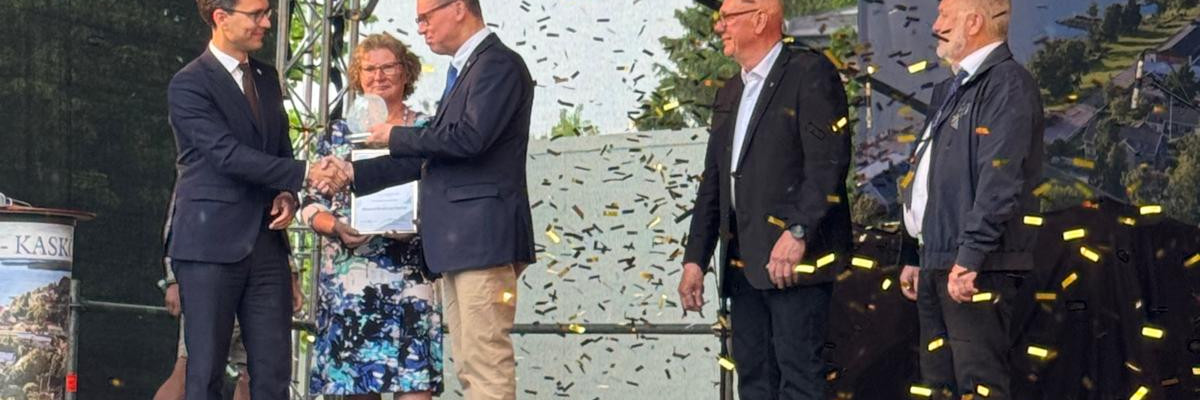 Människor på en scen. Ihmiset lavalla.