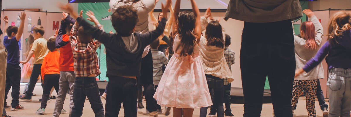 Tanssivia lapsia/Dansande barn