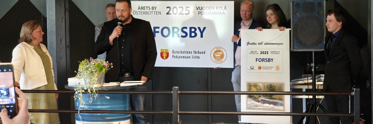 Forsby i Pedersöre valdes till årets by år 2025. Pedersören Forsby valittiin vuoden kyläksi vuonna 2025.