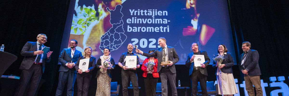 Människor på scen. Ihmisiä lavalla.