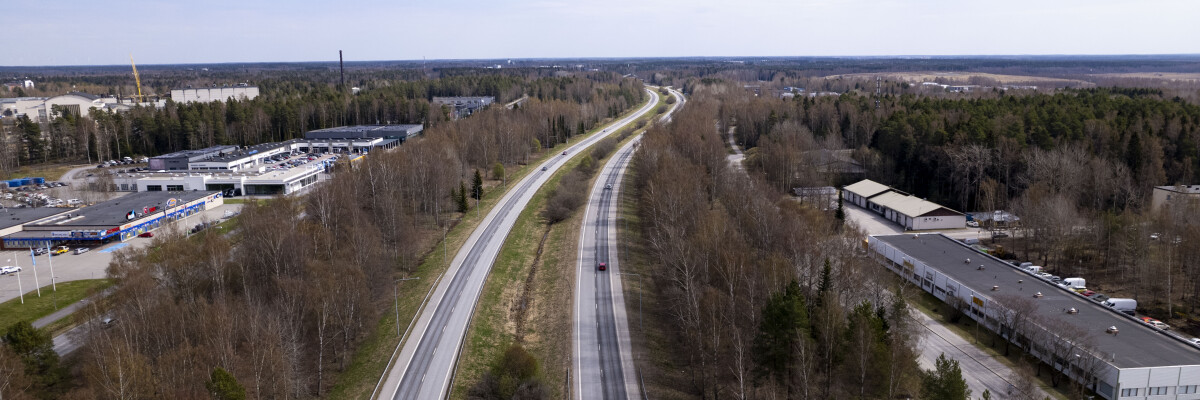 Motorväg. Moottoritie.