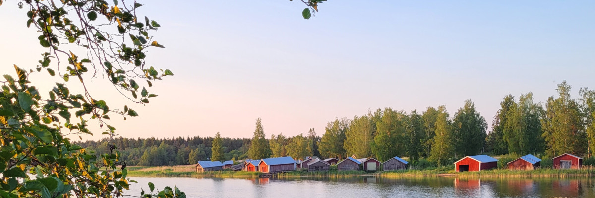 Båthus vid vik. Venevajat lahden rannalla.