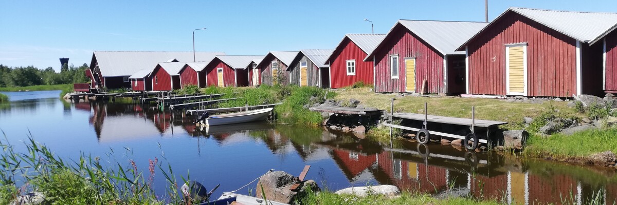 Båthus i en vik. Venevajoja lahdella.