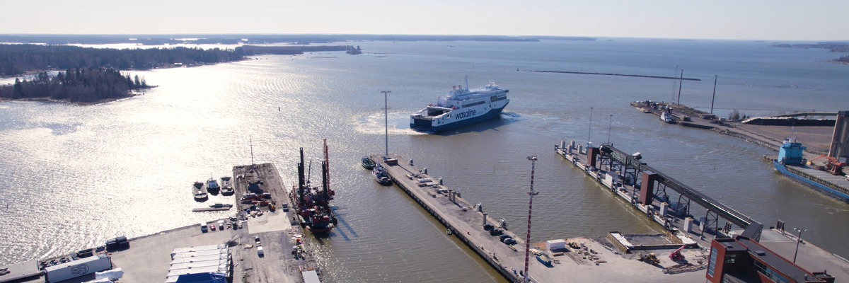 Aurora Botnia i Vasa hamn. Aurora Botnia Vaasan satamassa.