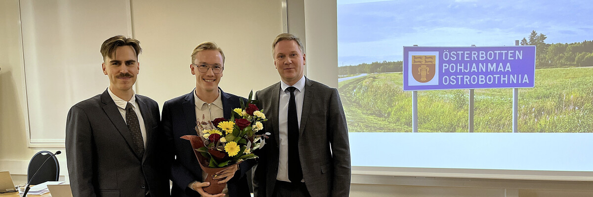 På bild (från vänster): Fullmäktiges ordförande Matias Mäkynen, styrelsens ordförande Frans Villanen och landskapsdirektör Mats Brandt. Kuvassa (vasemmalta): Valtuuston puheenjohtaja Matias Mäkynen, hallituksen puheenjohtaja Frans Villanen ja maakuntajoht