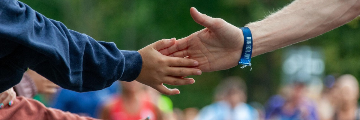 Händer sträckta mot varandra. Kädet ojentuvat toisiaan kohti.