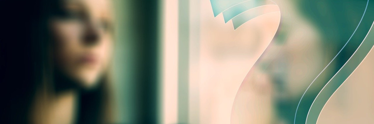 En suddig bild av en kvinna som tittar ut genom ett fönster, med ett stort frågetecken överlagrat i bilden. Sumea kuva ikkunasta ulos katsovasta naisesta, jonka päällä on suuri kysymysmerkki.